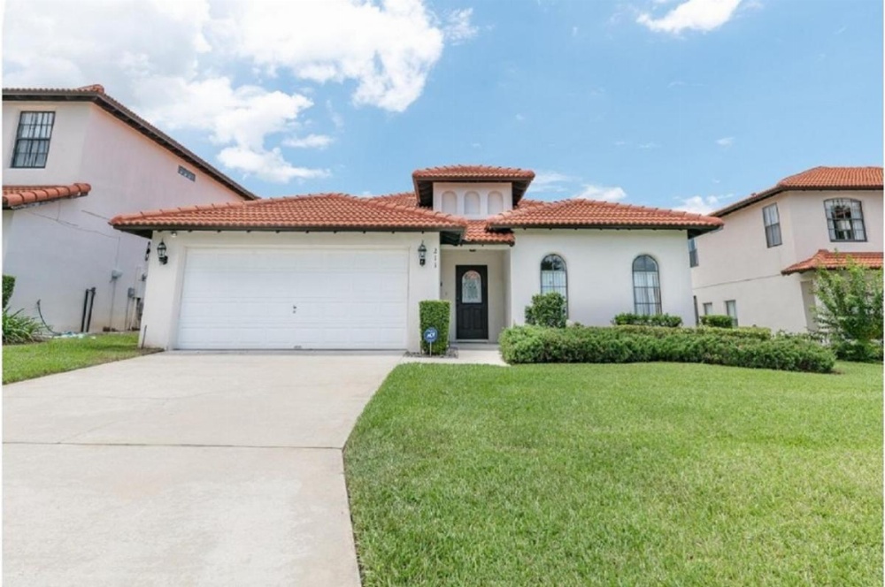 Three-Bedroom House with Private Pool 